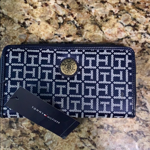 NEW TOMMY HILFIGER NAVY BLUE LEATHER,WHITE,BURGUNDY STRIPED  BRAND NEW TOMMY HILFIGER  WALLET
